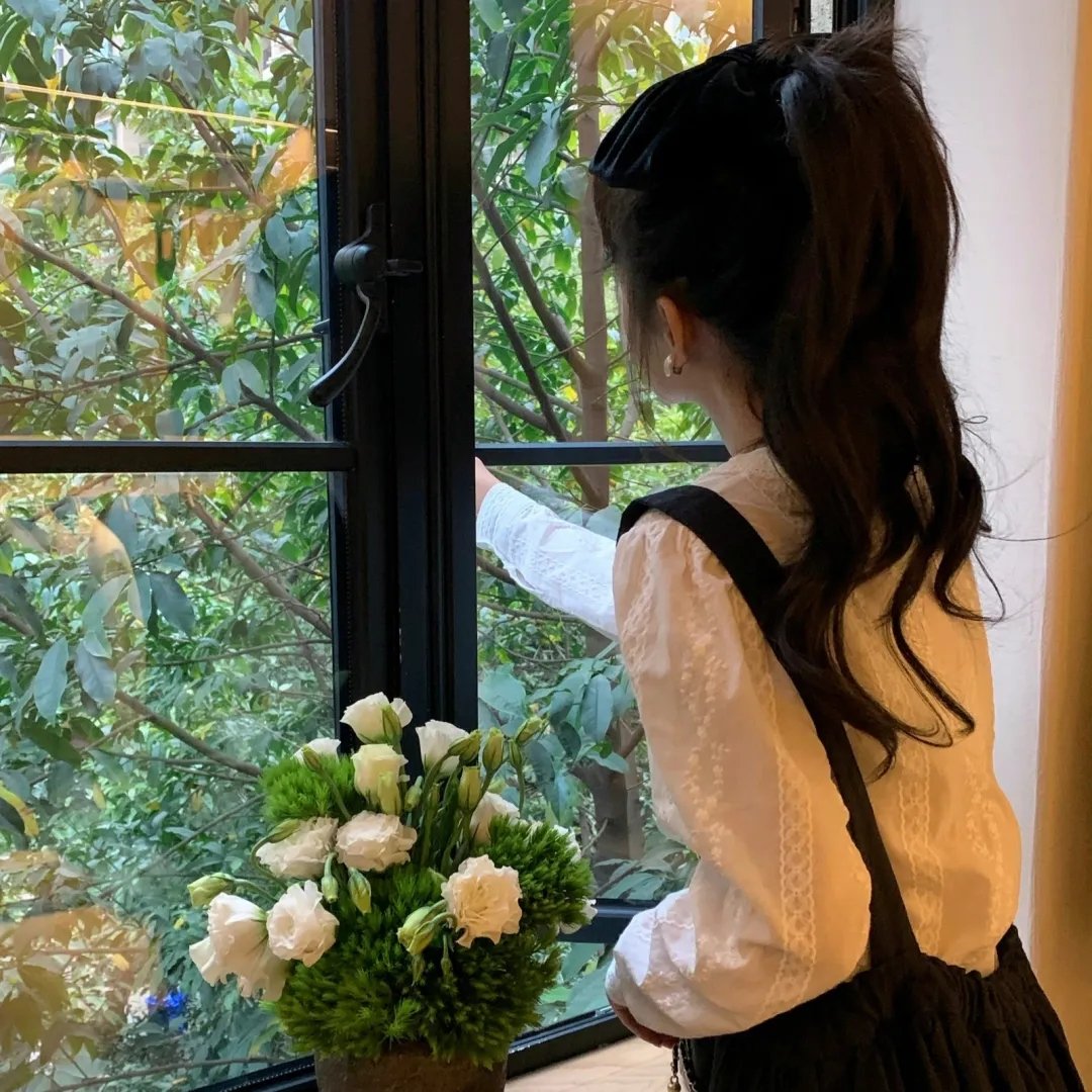 给小酒馆女子喝高杯酒